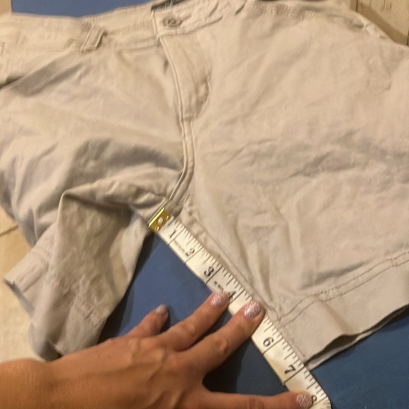 Size 6 Petite✨khaki color shorts - Picture 7 of 11